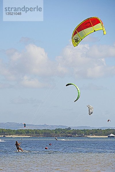 Kite-Surfer am Strand von Sanur  Bali  Indonesien  Asien