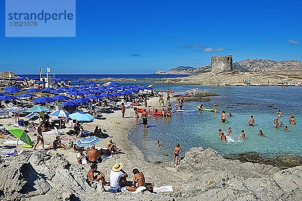Strand mit Sonnenschirmen und Badegästen in Stintino  Porto Torres  Sardinien  Italien  Europa
