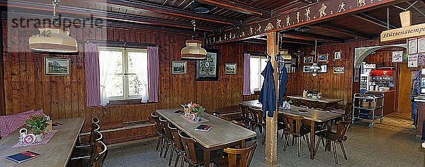 Speisesaal der Höllentalangerhütte  Hammerbach  Landkreis Garmisch-Partenkirchen  Oberbayern  Bayern  Deutschland  Europa