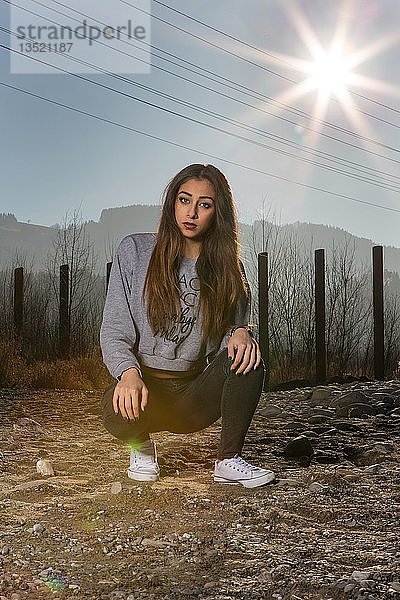 Junge Frau  langes braunes Haar  Sonnenstern  Winter  Mode