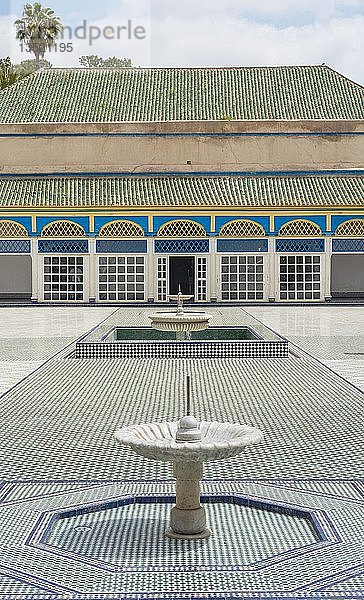 Verschnörkelter Innenhof mit Säulen und Brunnen  arabische Ornamentik  Mosaik  Haremsbereich  Bahia-Palast  Marrakesch  Königreich Marokko  Maghreb