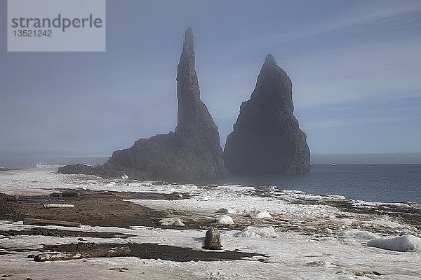 Die beiden charakteristischen hohen Felsen  Basaltschlote  am Kap Tegettoff  Hall Island  Franz Josef Land  Russland  Europa