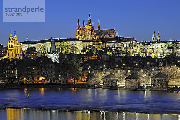 Nachtansicht  Blick auf die Moldau  die Karlsbrücke und den Veitsdom  UNESCO-Weltkulturerbe  Prag  Böhmen  Tschechische Republik  Europa