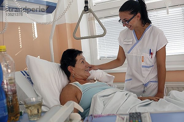 Gespräch zwischen Patient und Krankenschwester  Krankenhauszimmer  chirurgische Abteilung  Gesundheitsdienst  Krankenhaus  Tschechische Republik  Europa