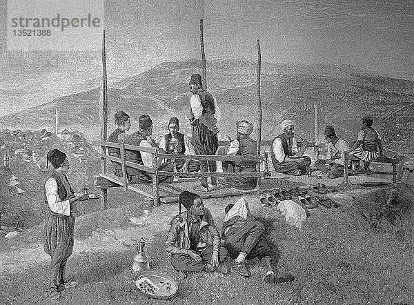 Ein Gartencafé in Bosnien mit einheimischen Besuchern  nur Männer in Tracht  1880  Holzschnitt  Bosnien