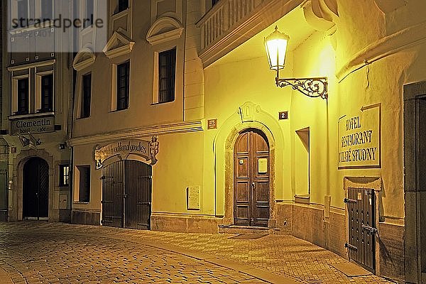 Typische Gasse mit historischer Straßenlaterne bei Nacht  Altstädter Ring  historisches Zentrum von Prag  Tschechische Republik  Europa