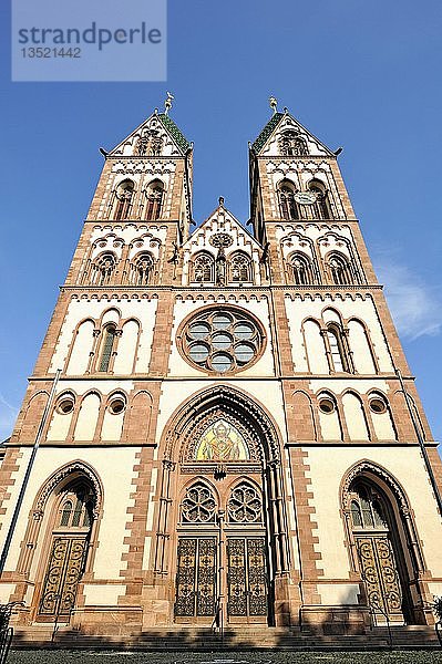 Der Haupteingang und die Zwillingstürme der Herz-Jesu-Kirche  Freiburg  Baden-Württemberg  Deutschland  Europa