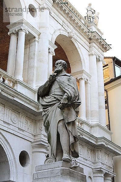 Statue von Andrea Palladio vor der Basilika Palladiana  Piazzetta Andrea Palladio  Vicenza  Venetien  Italien  Europa