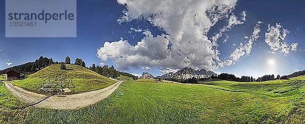 360°-Panoramablick auf die Rungtscher Wiesen bei der Halslhütte und der Edelweisshütte  Blick auf die Afer-Geisler-Gruppe und den Peitlerkofel  Würzjochkamm  Villnösstal  Dolomiten  Provinz Bozen  Italien  Europa