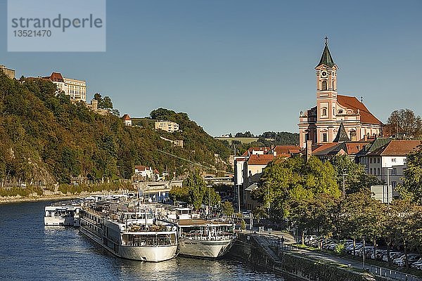 Blick über die Donau auf die Veste Oberhaus und Pfarrkirche St. Paul  Ausflugsschiffe  Passau  Niederbayern  Bayern  Deutschland  Europa