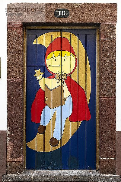 Kind mit Buch und Stern sitzt im Halbmond  kunstvoll bemalte Haustür  Straßenkunst  Funchal  Madeira  Portugal  Europa