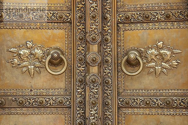 Verziertes Tor und Türklopfer  Stadtpalast  Jaipur  Indien  Südasien  Asien