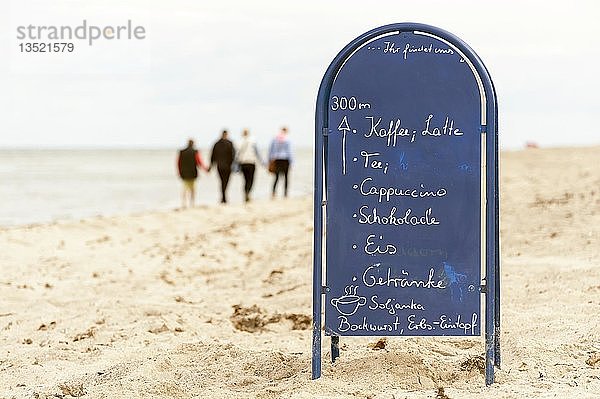 Schild für ein Restaurant am Strand und Gruppe von vier Personen  die am Strand spazieren gehen  Mecklenburg-Vorpommern  Deutschland  Europa