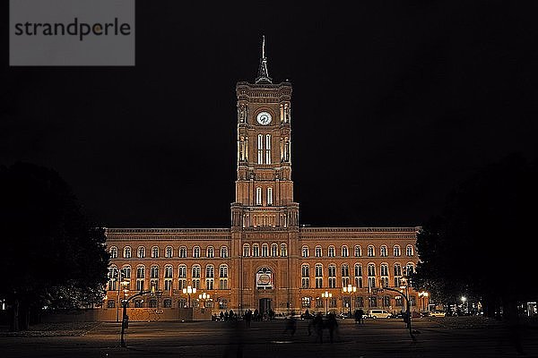 Rotes Rathaus bei Nacht  Alexanderplatz  Berlin  Deutschland  Europa