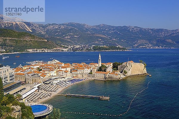 Altstadt mit Stadtstrand  Budva  Adriaküste  Montenegro  Europa