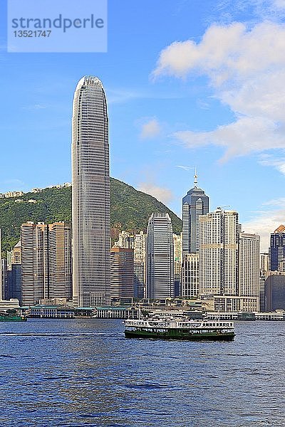 Blick von Kowloon auf die Skyline von Hongkong Island am Hongkong River  Central  mit dem IFC Tower  Hongkong  China  Asien