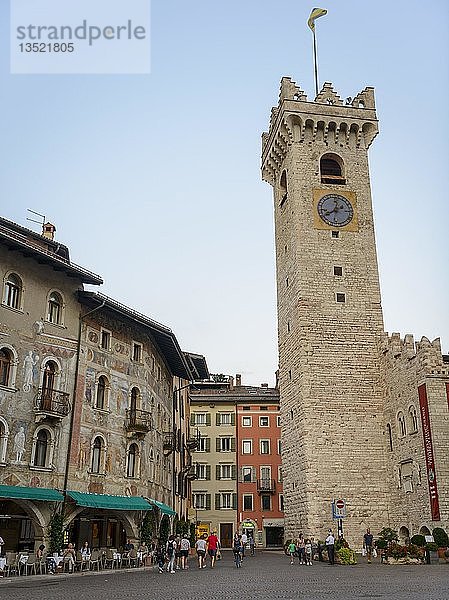 Palazzo Pretorio und Sgrafitto-Häuser  Case Cazuffi-Rella  Domplatz  Altstadt  Trient  Trentino  Südtirol  Italien  Europa