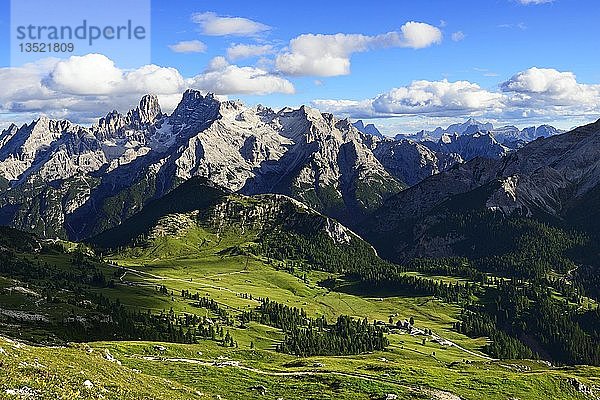 Blick vom Dürrenstein auf die Plätzwiese und den Gipfel des Monte Cristallo  Sextner Dolomiten  Hochpustertal  Südtirol  Italien  Europa