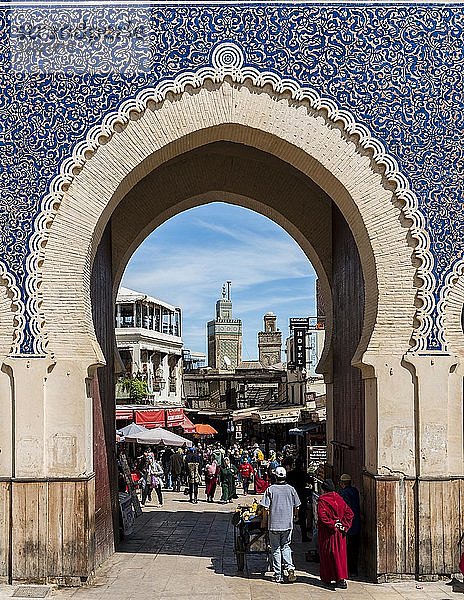 Einheimische vor dem Bab Boujeloud  Blaues Tor von Fes  Minarett der Madrasa Madrasa Bou Inania  Medina von Fez  Marokko  Afrika