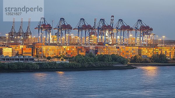 Beleuchteter Containerterminal mit Frachtkränen an der Elbe  Abenddämmerung  Hamburger Hafen  Hamburg  Deutschland  Europa