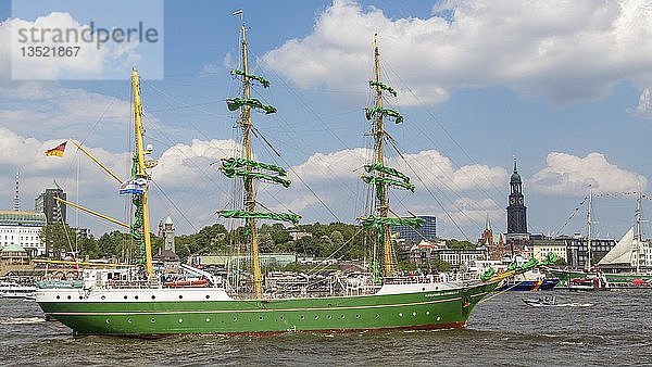 Historisches Segelschiff auf der Elbe vor den St. Pauli Piers  Hamburger Hafen  hinter der St. Michaelis Michel Kirche  Hamburg  Deutschland  Europa