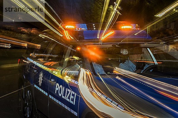 Nachtaufnahme eines fahrenden Polizeiautos  Düsseldorf  Nordrhein-Westfalen  Deutschland  Europa