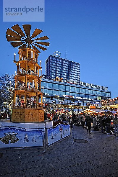 Weihnachtspyramide auf dem Weihnachtsmarkt vor dem Europa-Center Gebäude  Breitscheidplatz  Berlin  Deutschland  Europa