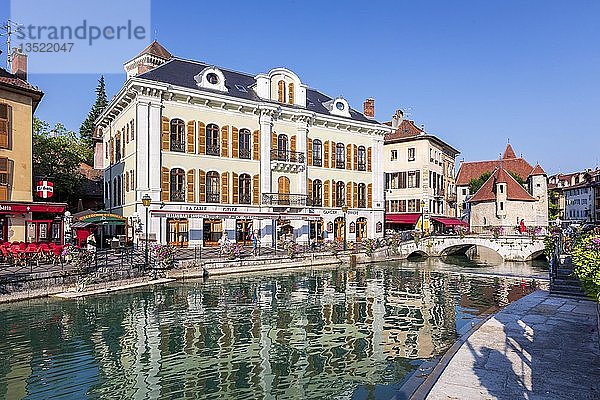 Alte Gebäude am Kanal im Stadtzentrum  Annecy  Departement Haute-Savoie  Frankreich  Europa