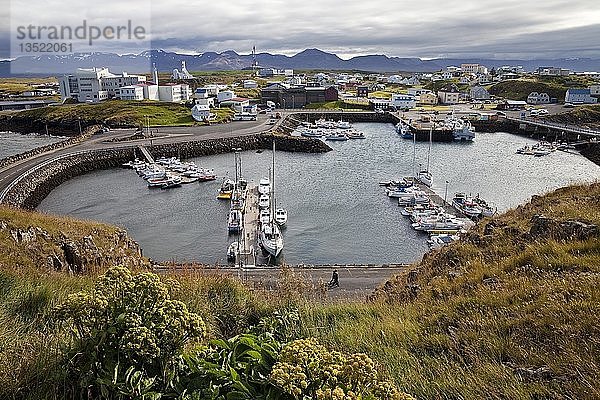 Hafen mit Ort Stykkishólmur  Halbinsel Snæfellsnes  Westisland  Island  Europa