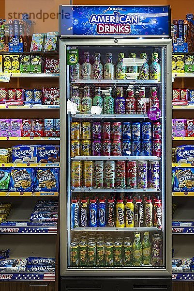Getränkedosen in einem Kühlschrank in einem Lebensmittelgeschäft  Niederlande