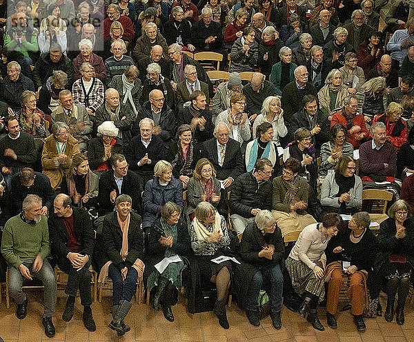 Publikum applaudiert  Evangelisch-Lutherische Pfarrkirche St. Johannes  München  Bayern  Deutschland  Europa