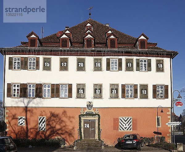 Adventskalender in den Fenstern des Roten Schlosses  Jagsthausen an der Jagst  Hohenlohe  Baden-Württemberg  Deutschland  Europa  PublicGround  Europa