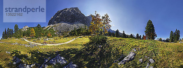 360 ° Panoramablick im Herbst  gesehen vom Schachentor bei Schachenhaus  Garmisch-Partenkirchen  Wettersteingebirge  Bayern  Deutschland  Europa