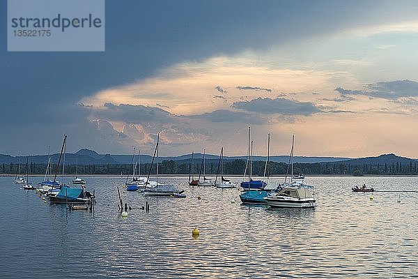 Blick über den Hafen von Iznang bei herannahender Schlechtwetterfront  Baden-Württemberg  Deutschland  Europa