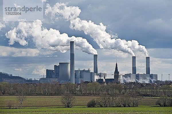 Kirchturm vor einem Braunkohlekraftwerk  Grevenbroich  Nordrhein-Westfalen  Deutschland  Europa