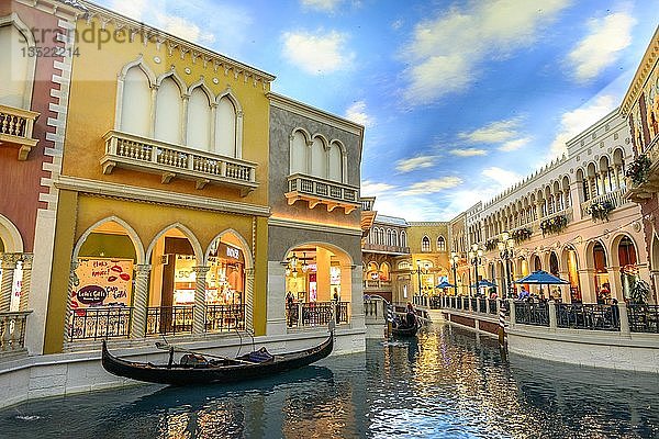 Replik Venedig  venezianische Gondeln mit Touristen auf dem Kanal  Canale Grande  Grand Canal  unter künstlichem Himmel  The Venetian Resort Hotel  Casino  Las Vegas Strip  Las Vegas  Nevada  USA  Nordamerika