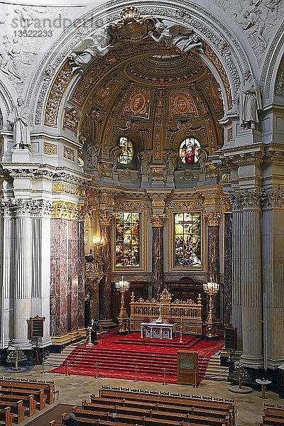 Ansicht von Altar und Altarraum  Berliner Dom  Berlin  Deutschland  Europa