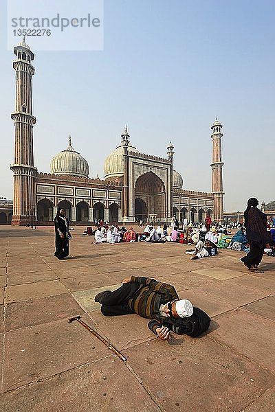Indische Pilger vor der Jama Masjid Moschee  Alt-Delhi  Delhi  Indien  Asien