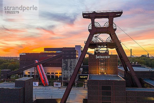 Welterbe Zeche Zollverein in Essen  Doppelbock des Schachtes 12  Ruhrmuseum im Gebäude der ehemaligen Kohlenwäsche  Drohnenaufnahme  Essen  Nordrhein-Westfalen  Deutschland  Europa