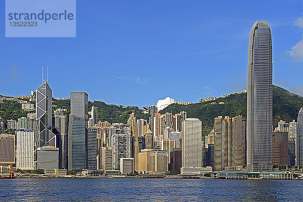Blick von Kowloon auf die Skyline von Hongkong Island am Hongkong River  Central  mit der Bank of China ganz links und dem IFC Tower ganz rechts  Hongkong  China  Asien