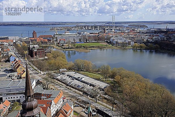 Blick von der Marienkirche über den historischen Stadtkern  Hafen und Strelasund  Stralsund  UNESCO-Welterbe  Mecklenburg-Vorpommern  Deutschland  Europa  PublicGround  Europa