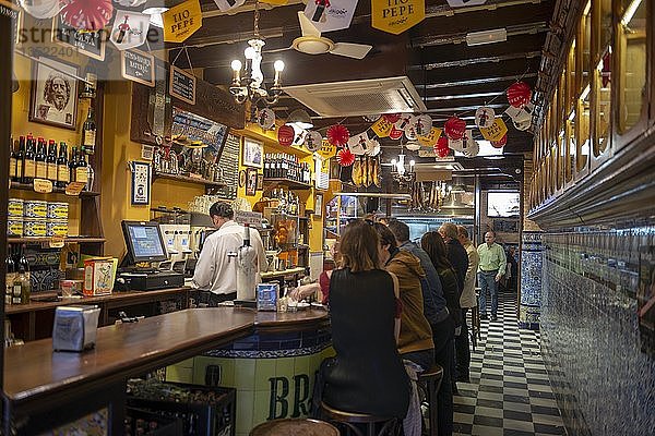 Gäste an der Bar  Traditionelle Tapas-Bar  Sevilla  Andalusien  Spanien  Europa