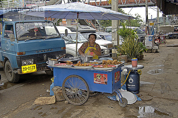 Frau verkauft Lebensmittel auf einem Markt in Pak Chong in Thailand