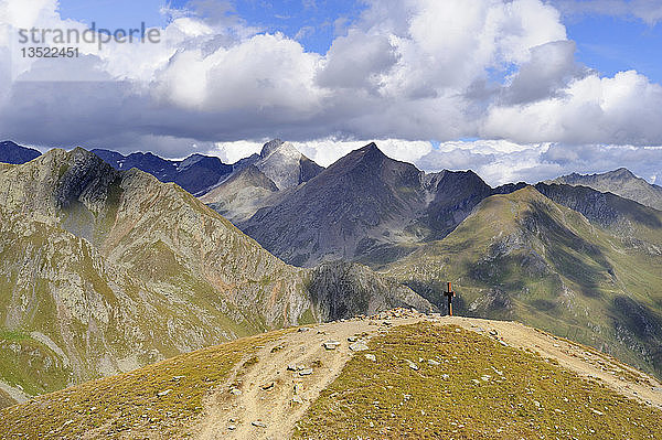Gipfelkreuz über dem Kamm der Timmelsjoch-Hochalpenstraße  Blick auf die Stubaier Alpen  Ötztal  Tirol  Österreich  Europa