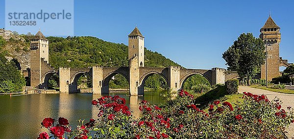 Valentre-Brücke auf dem Pilgerweg nach Santiago de Compostela  Fluss Lot  Cahors  Departement Lot  Okzitanien  Frankreich  Europa