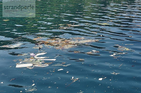 Auf der Wasseroberfläche treibender Müllteppich vor der kroatischen Küste  Kroatien  Europa