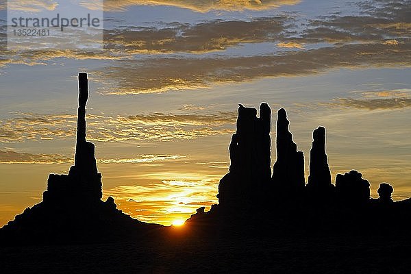 Sonnenaufgang mit Totem Pole Felsformation im Gegenlicht  Monument Valley  Arizona  USA  Amerika  Nord Amerika