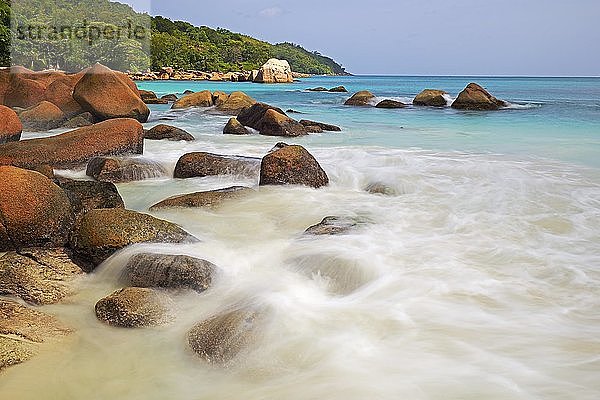Granitfelsen am Meeresufer von Anse Lazio  Insel Praslin  Seychellen  Afrika