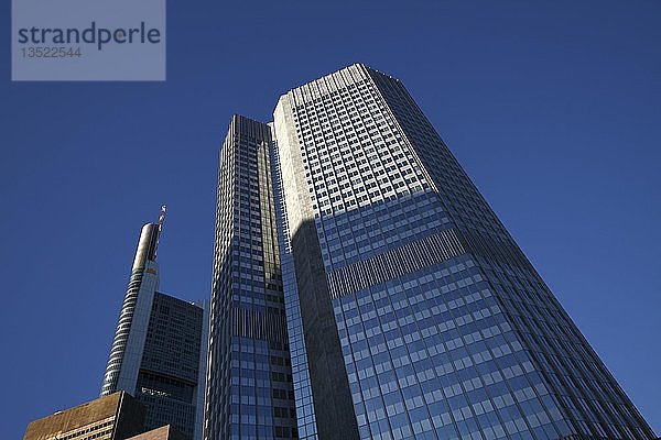 Euro-Tower  dahinter der Commerzbank-Turm  Frankfurt am Main  Hessen  Deutschland  Europa