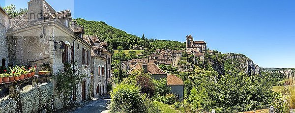 Saint-Cirq-Lapopie am Jakobsweg  Les Plus Beaux Villages de France oder Die schönsten Dörfer Frankreichs  Departement Lot  Okzitanien  Frankreich  Europa